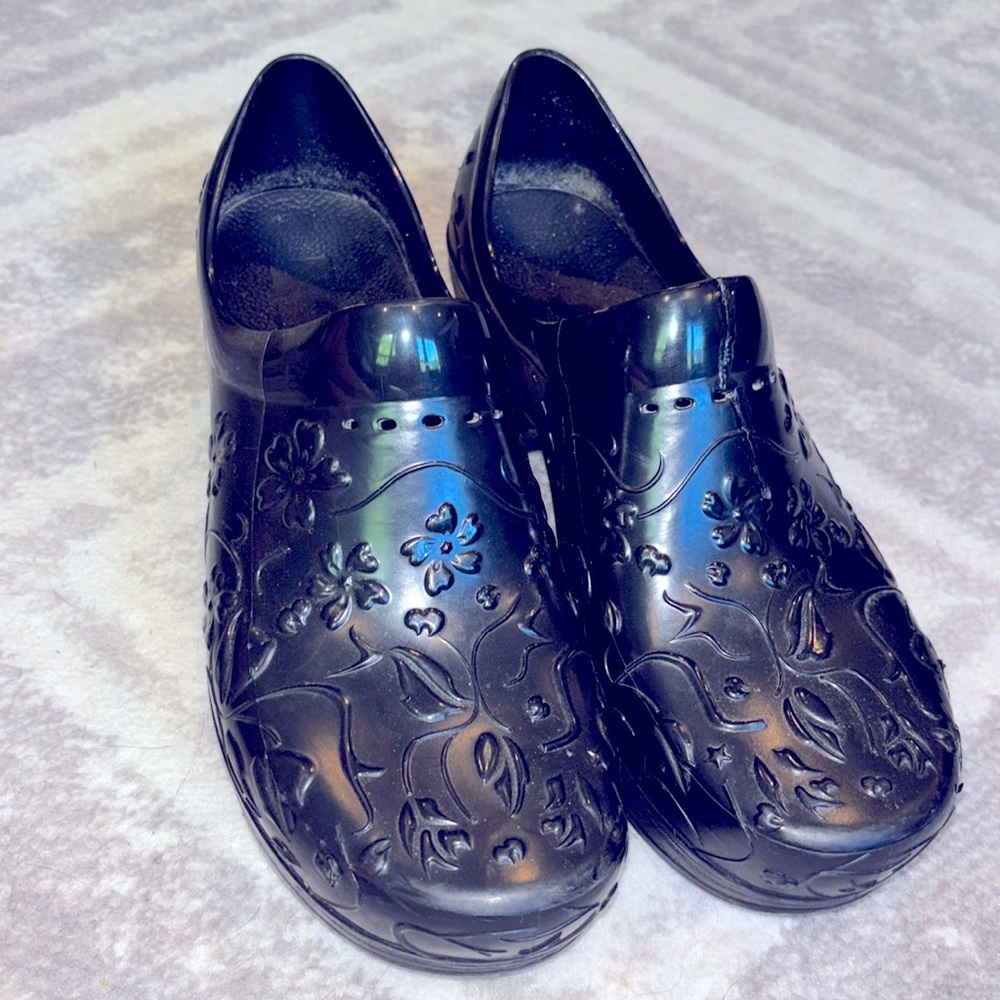 Dansko Pixie Black Floral Embossed Rubber Clogs Shoes Size 9.5-10 (40)